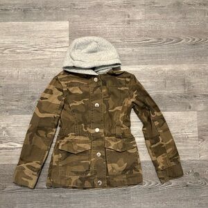 Me Jane Camouflage Kids Jacket with Gray Hoodie 
Girls Size 4.